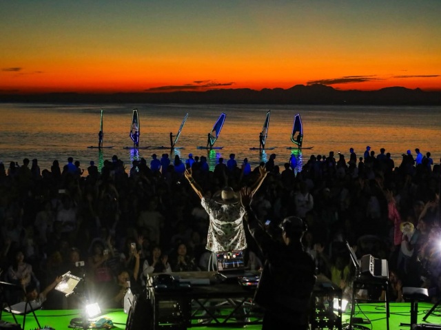 NIGHT WAVE in ZUSHI 2026